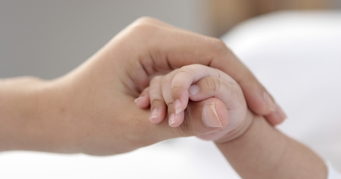 親と子が手をつないでいる写真（産婦人科イメージ写真）