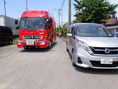 写真：緊急走行時に停車する車