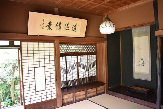 写真：渋沢栄一の自筆扁額が飾られている和室