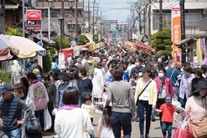 写真：苗木市・藤まつりの様子