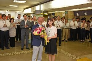 写真：花束を受け取る市長