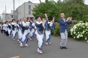 写真：踊りの会の皆さんと一緒に手踊りに参加する市長