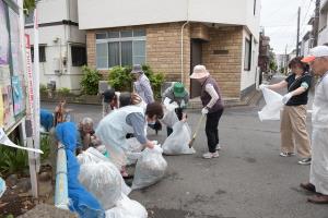 写真：クリーンわらび市民運動でごみを拾う様子