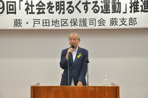 写真：壇上で挨拶する市長