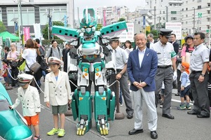 写真：新幹線変身ロボ「シンカリオン」と市長