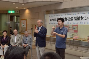 写真：まつりで挨拶する市長
