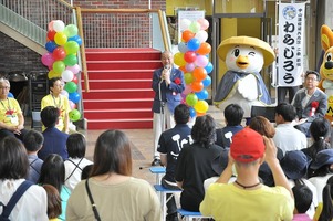 写真：会場にて挨拶する市長