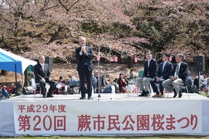 写真：桜まつりで挨拶する市長