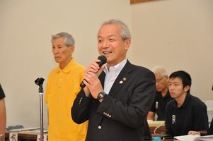 写真：相撲大会で声援を贈る市長