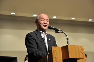 写真：演奏会で演壇に立つ市長