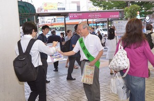 写真：チラシを配る市長