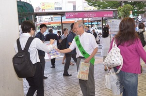 写真：チラシを配る市長