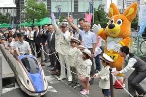 写真：ミニ新幹線試乗会を楽しむ人たち