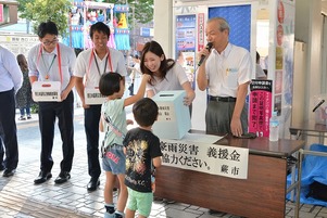 写真：募金する子供たち