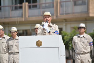 写真：演習で壇上に立つ市長