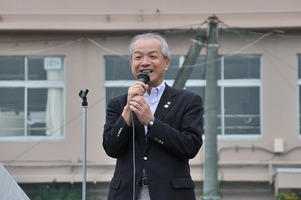 写真：西小学校運動会で挨拶する市長