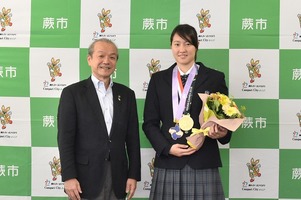 写真：酒井夏海選手と市長