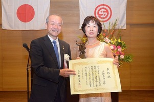 写真：表彰される高野眞由美さん