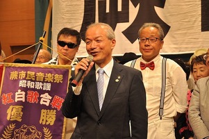 写真：音楽祭で挨拶する市長