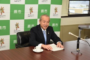 写真：記者を前に会見する市長