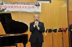 写真：コンサートで挨拶する市長