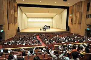 写真：ステージ上のピアノと会場の様子