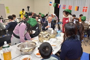 写真：うどん作りを楽しむ人たち