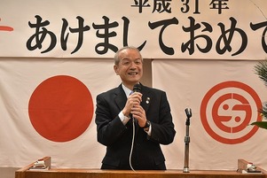 写真：新年のあいさつをする市長