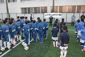 写真：整列するサッカー教室の参加者