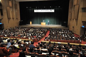 写真：舞台劇が行われた蕨市民会館大ホール