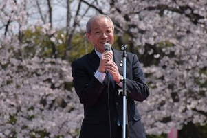 写真：桜まつりで挨拶する市長