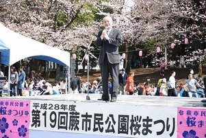 写真：桜まつりで挨拶する市長