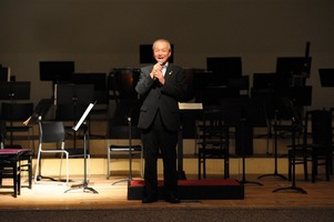 写真：ステージで挨拶する市長