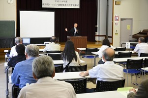 写真：表彰式で挨拶する市長