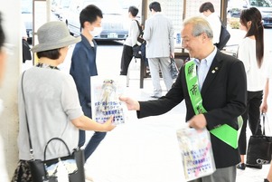 写真：キャンペーンを呼びかける市長