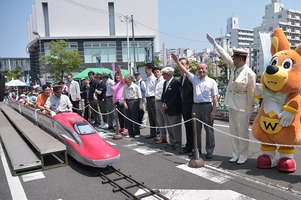 写真：ミニ新幹線試乗会の様子