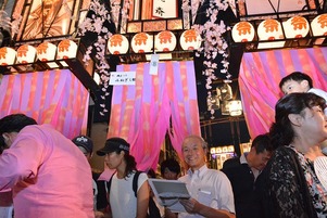 写真：会場の七夕飾り