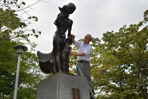 写真：市民公園の平和之母子像