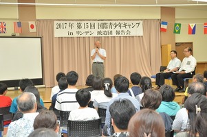 写真：報告会で挨拶する市長