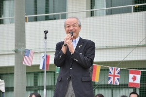 写真：体育祭で声援を贈る市長