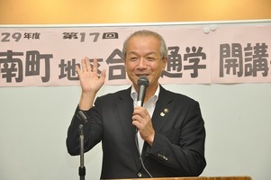 写真：開講式でマイクを持つ市長