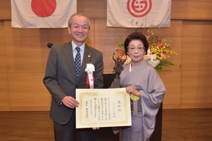 写真：表彰された茶道家の石村宗侑さん