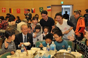 写真：うどん作りを楽しむ人たち