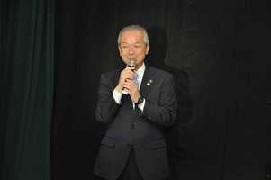 写真：観客に挨拶する市長
