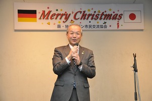 写真：クリスマス会で挨拶する市長