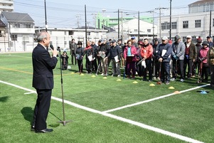 写真:グラウンドゴルフ参加者と市長