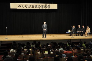 写真：音楽祭でステージに立つ市長