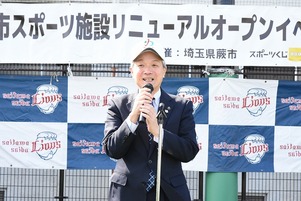 写真：イベントで挨拶する野球帽姿の市長
