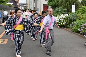 写真：手踊りに参加する市長