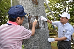 写真：平和之母子像清掃の様子